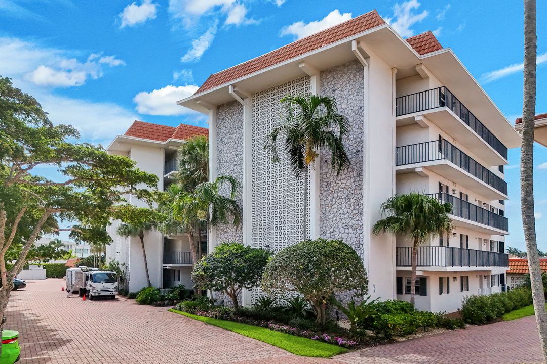 222 Harbour Dr #312, Naples, FL 34103