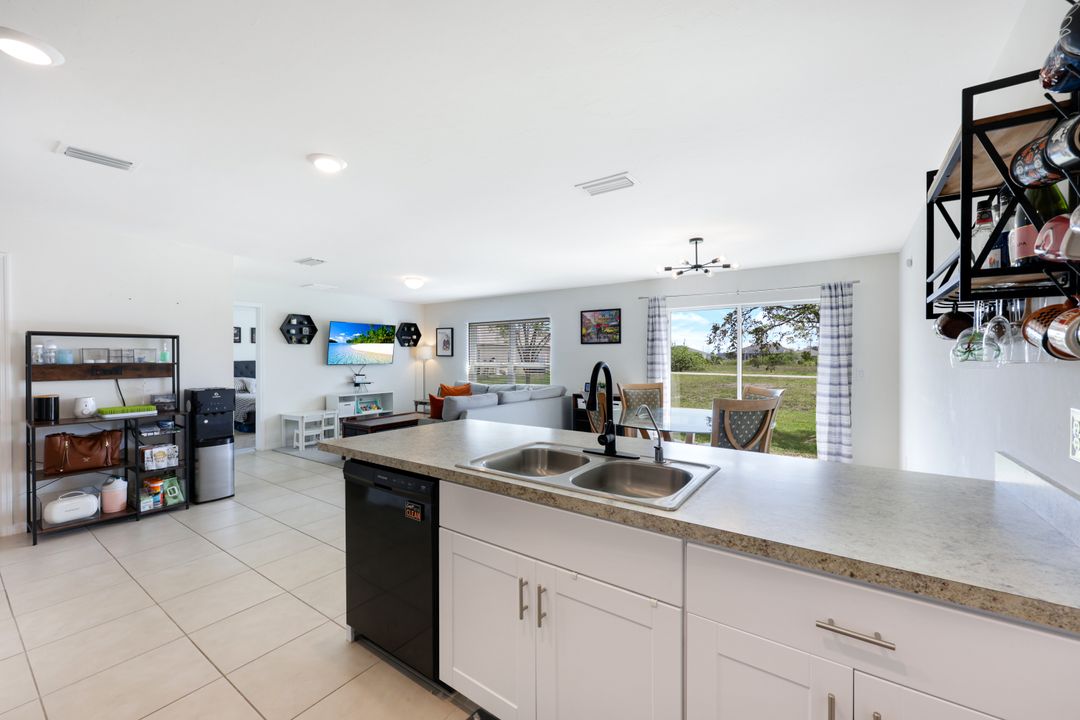 4424 NE 10th Ct, Cape Coral, FL 33909