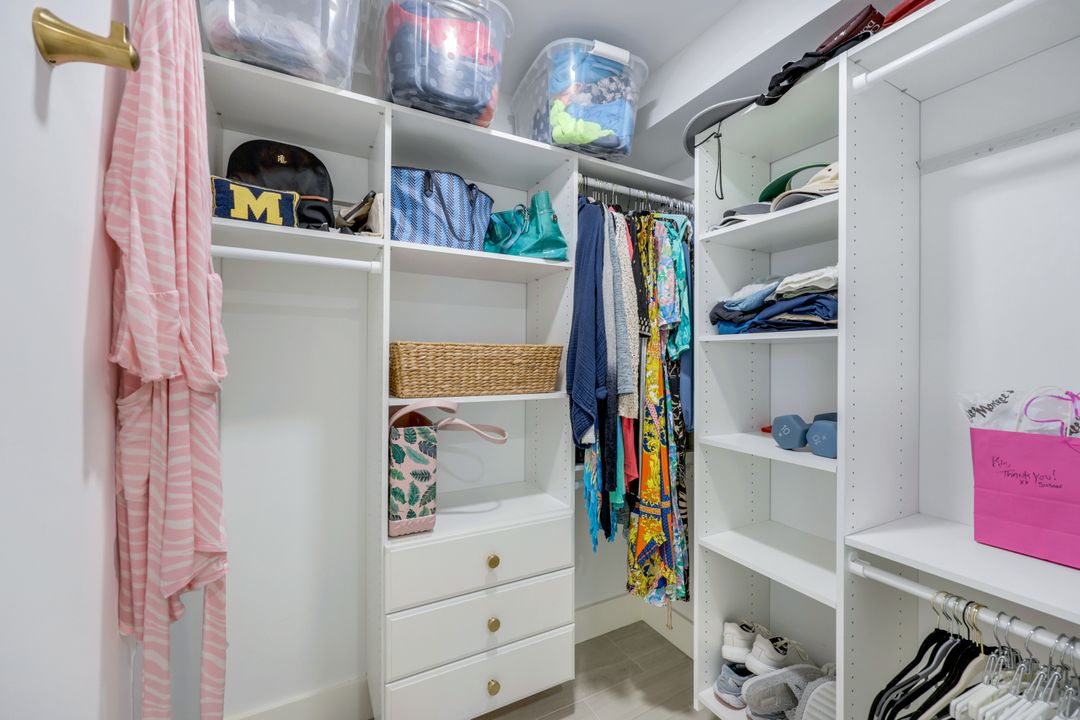 305 Park Shore Dr, Naples, FL 34103