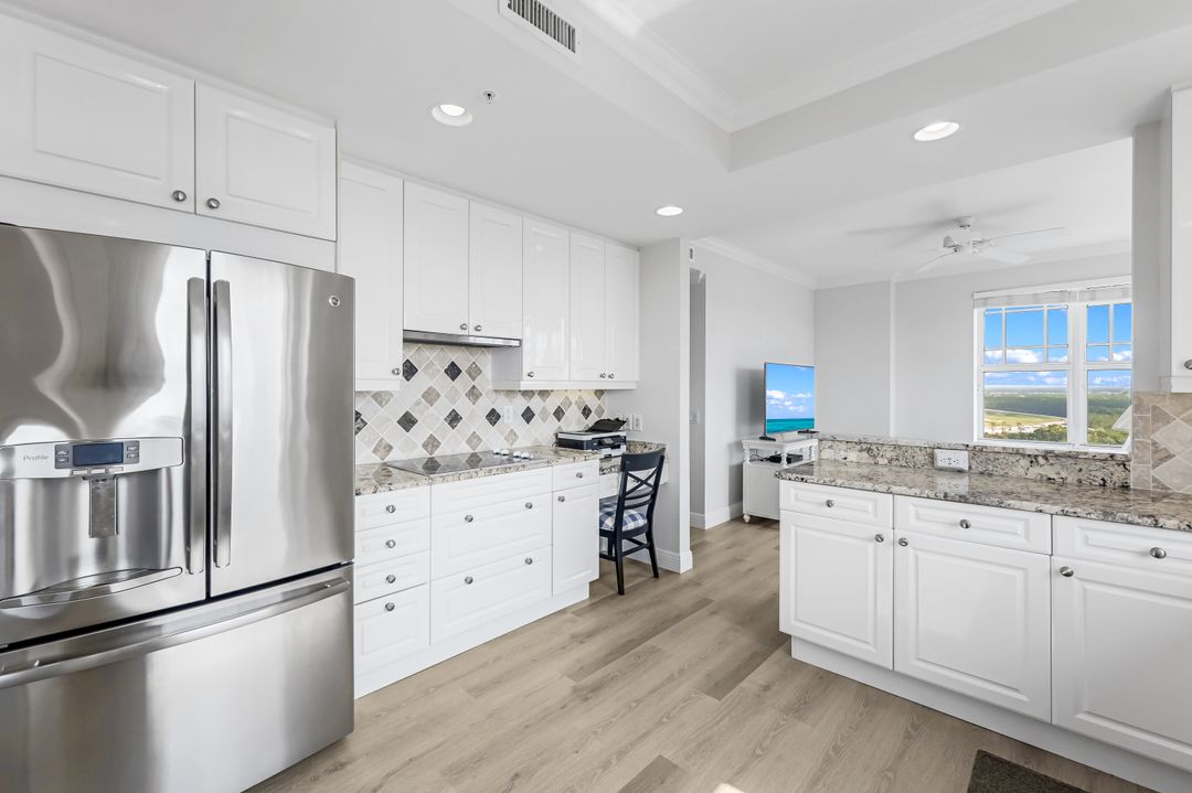 425 Cove Tower Dr  #1501, Naples, FL 34110