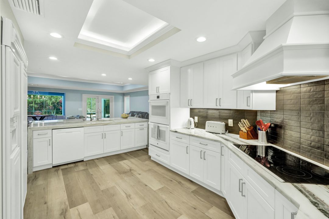 557 Parkwood Ln, Naples, FL 34103