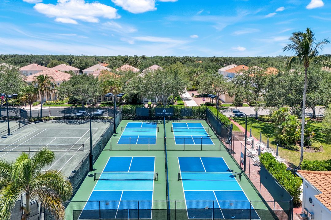 4362 Queen Elizabeth Way, Naples, FL 34119