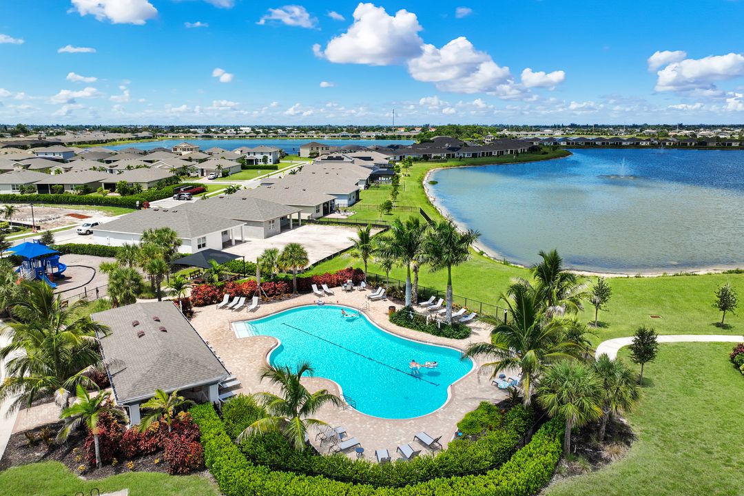 950 Stonewater Lk Ter, Cape Coral, FL 33993