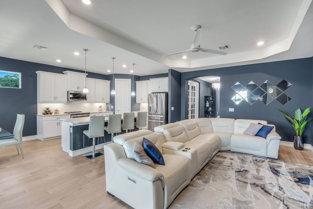950 Stonewater Lk Ter, Cape Coral, FL 33993