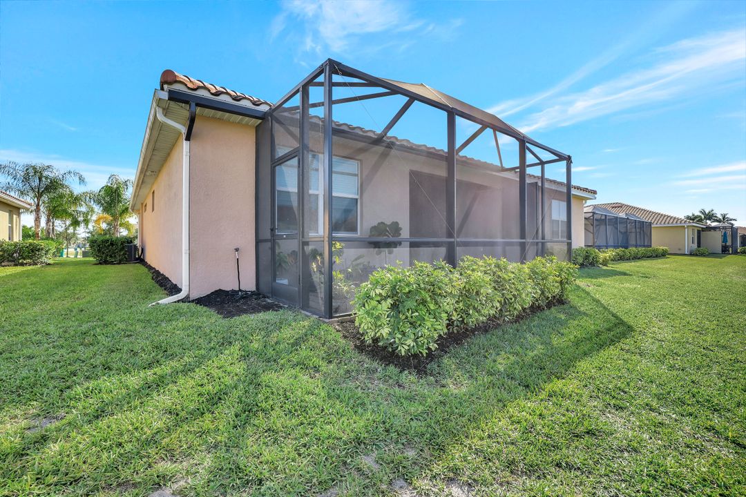 2567 Vine Ave, Naples, FL 34120