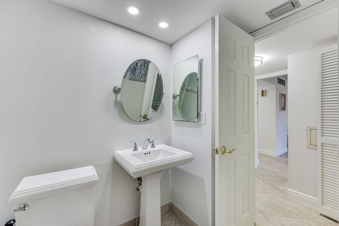 29 High Point Cir E #107, Naples, FL 34103