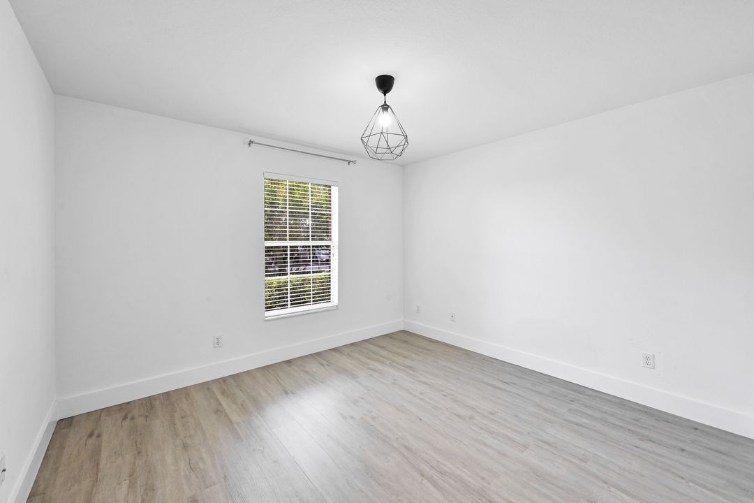 9650 Victoria Ln #B-102, Naples, FL 34109