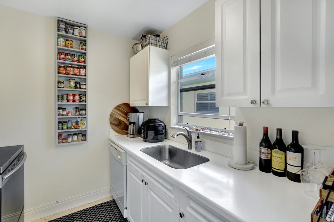 325 6th St S, Naples, FL 34102