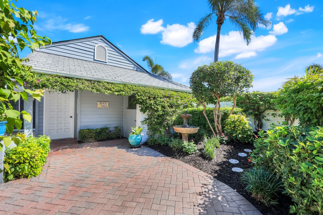 635 Bridge Way Ln, Naples, FL 34108