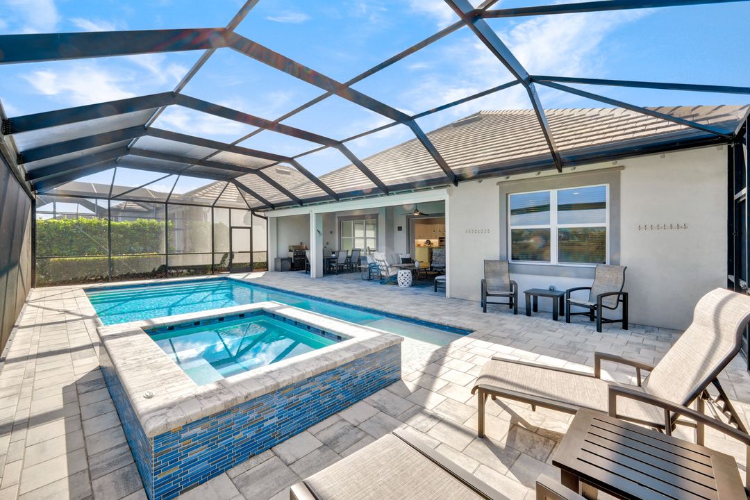 6161 Megans Bay Dr, Naples, FL 34112