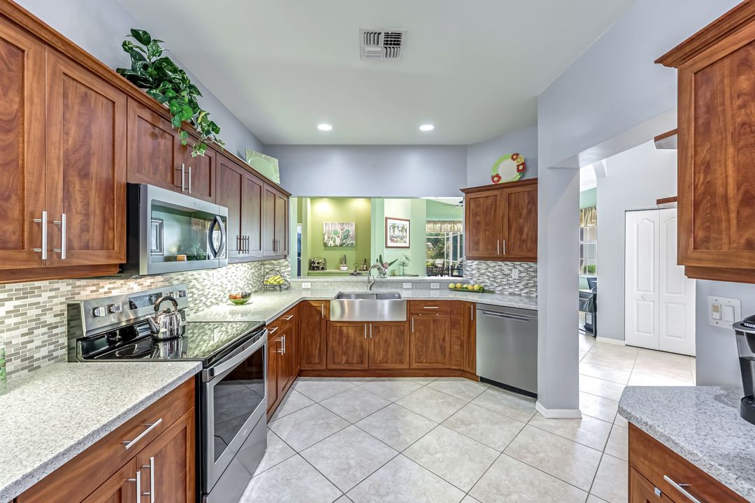 2041 Crestview Way, Naples, FL 34119
