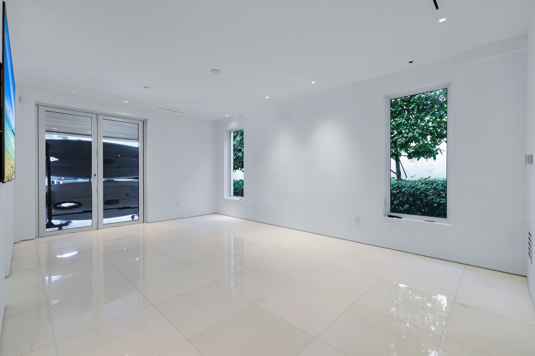 260 Channel Dr, Naples, FL 34108