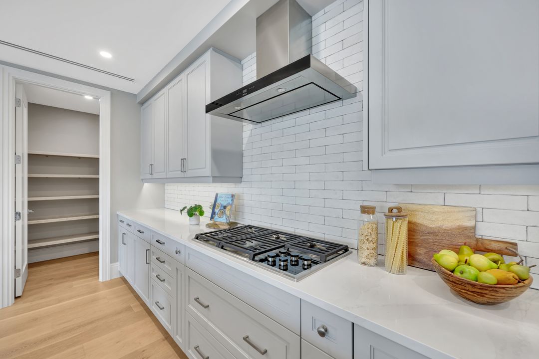 1130 3rd Ave S #512, Naples, FL 34102