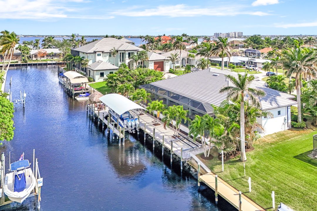 1135 Lorraine Ct, Cape Coral, FL 33904