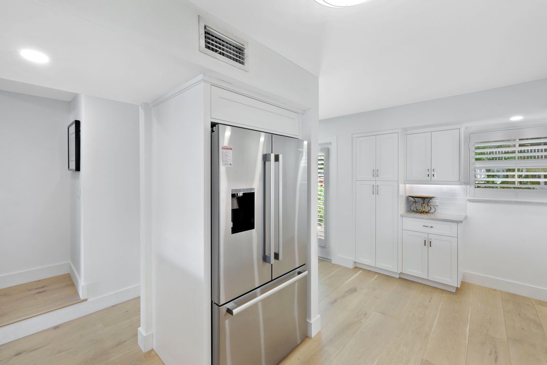 800 River Point Dr #212, Naples, FL 34102