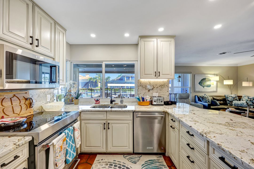 911 Giralda Ct, Marco Island, FL 34145