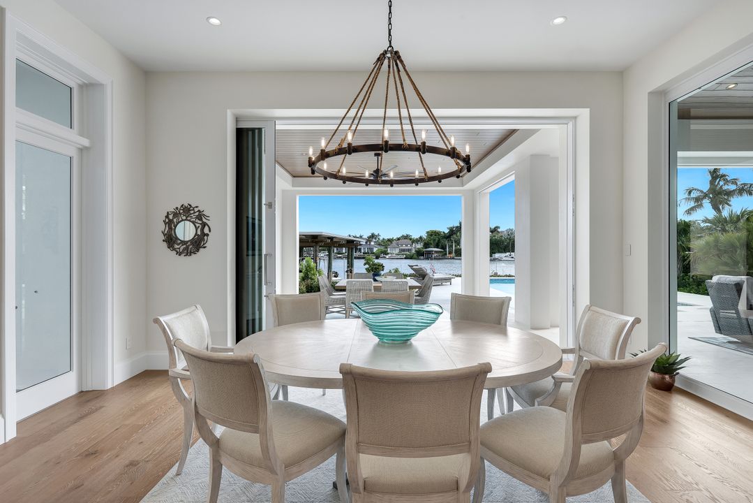 380 18th Ave S, Naples, FL 34102