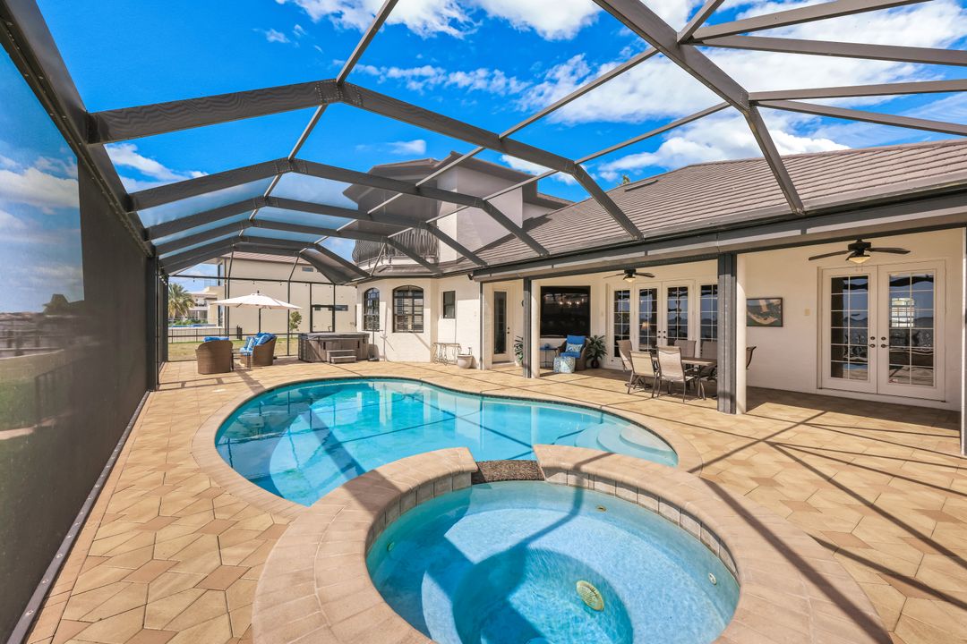 1028 Dolphin Dr, Cape Coral, FL 33904