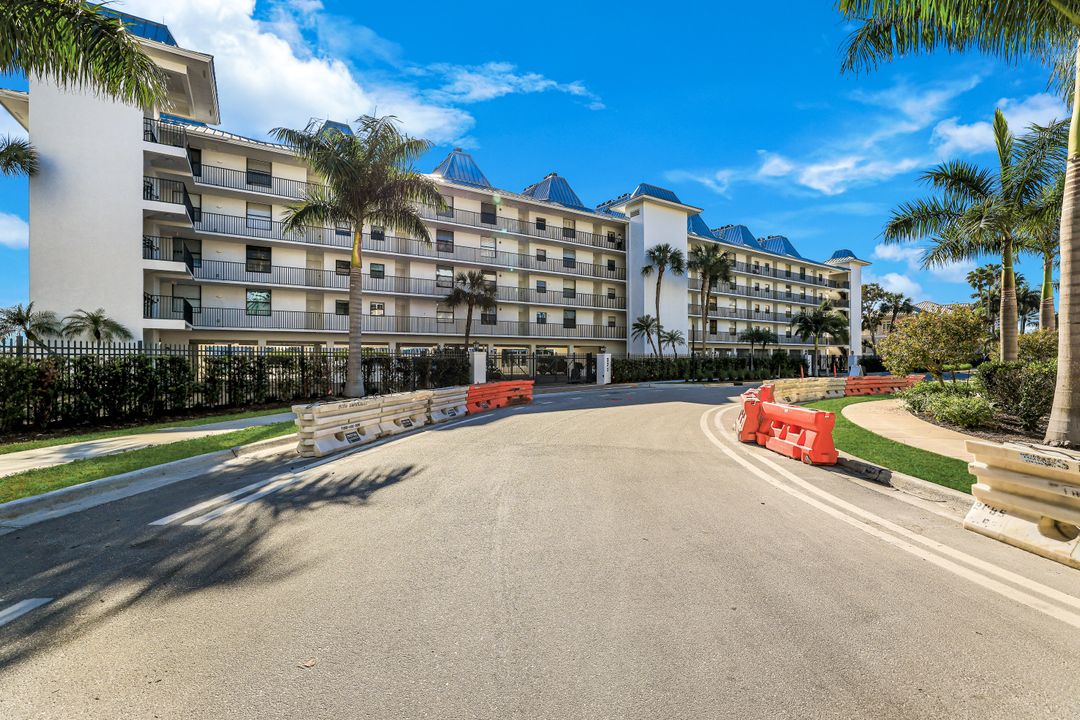 271 Southbay Dr #240, Naples, FL 34108