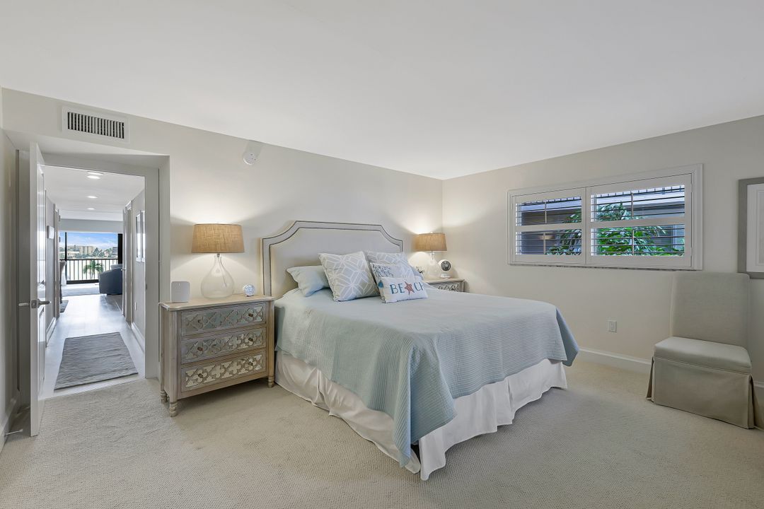 222 Harbour Dr #407, Naples, FL 34103