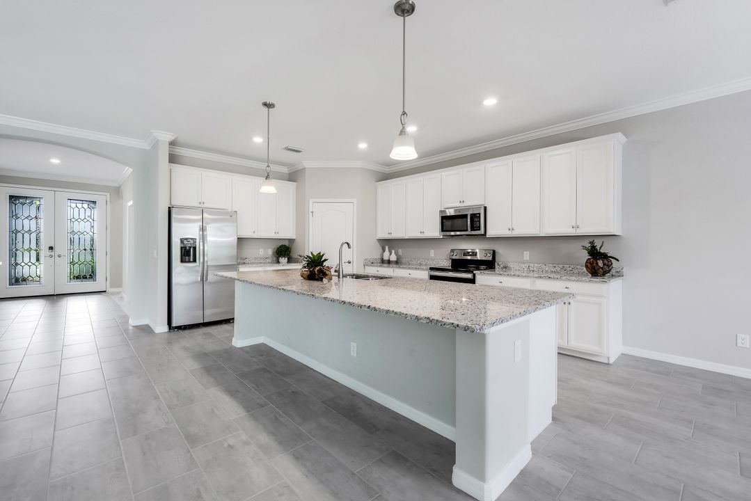 2366 Tangerine Ln, Naples, FL 34120