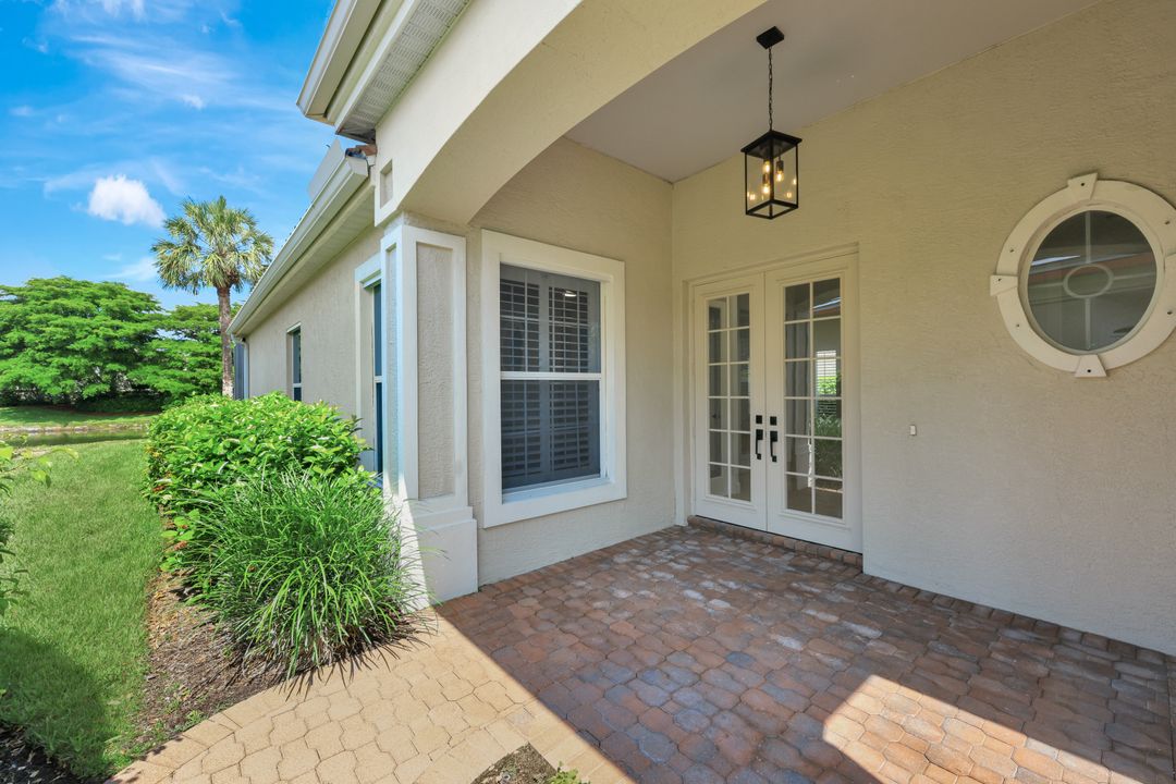 9209 Troon Lakes Dr, Naples, FL 34109