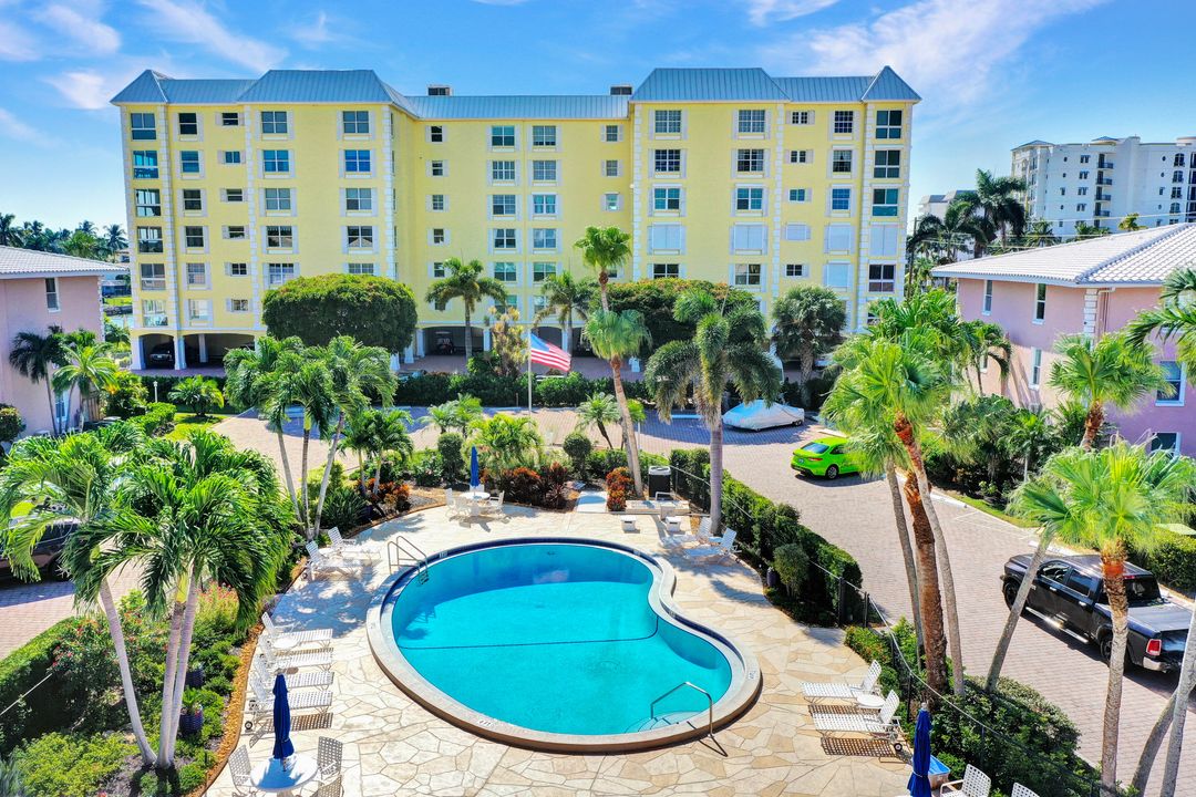 1910 Gulf Shore Blvd N, Naples, FL 34102