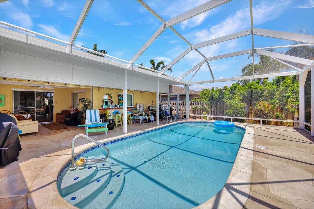 688 94th Ave N, Naples, FL 34108