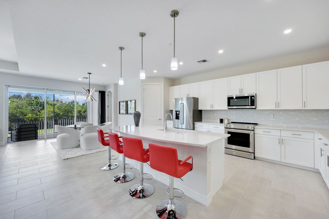 303 Indies Dr E #201, Naples, FL 34114