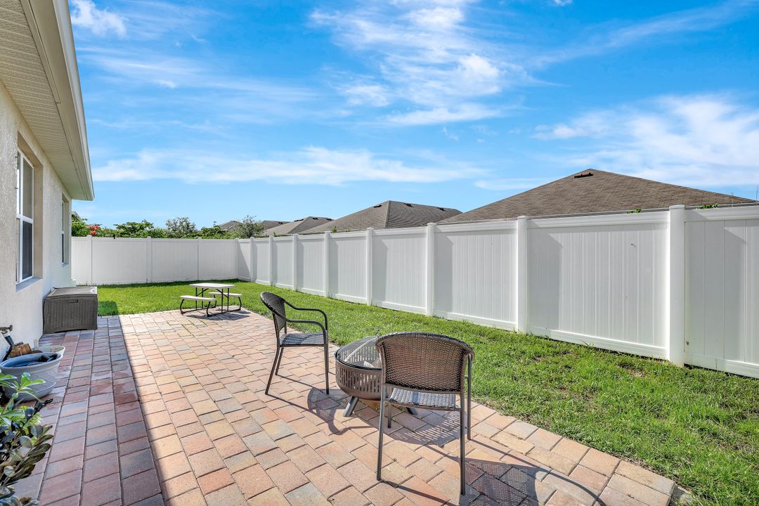 692 Hadley St E, Naples, FL 34104