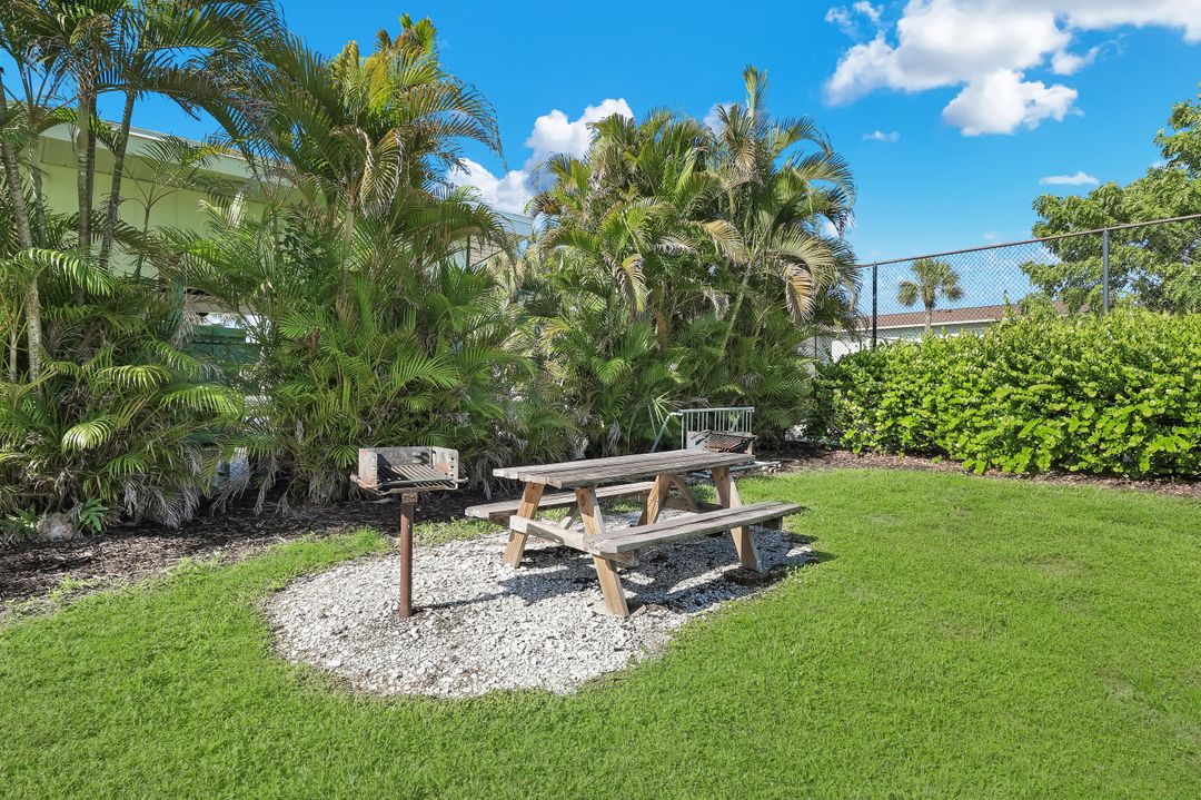 8148 Country Rd #101, Fort Myers, FL 33919