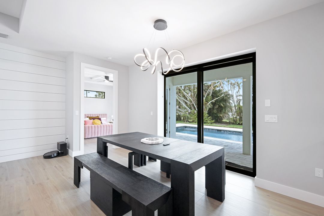 60 Liberty Ln, Naples, FL 34112