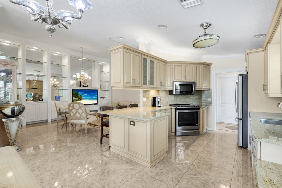 5808 Drummond Way, Naples, FL 34119