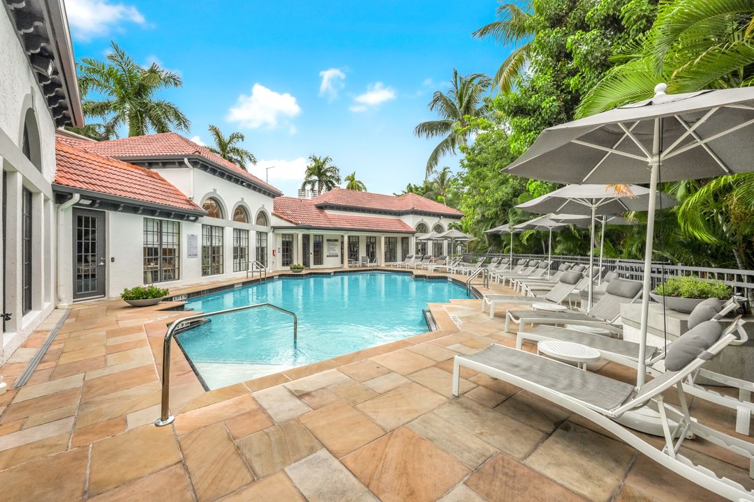 19680 E Country Club Dr, Miami, FL 33180