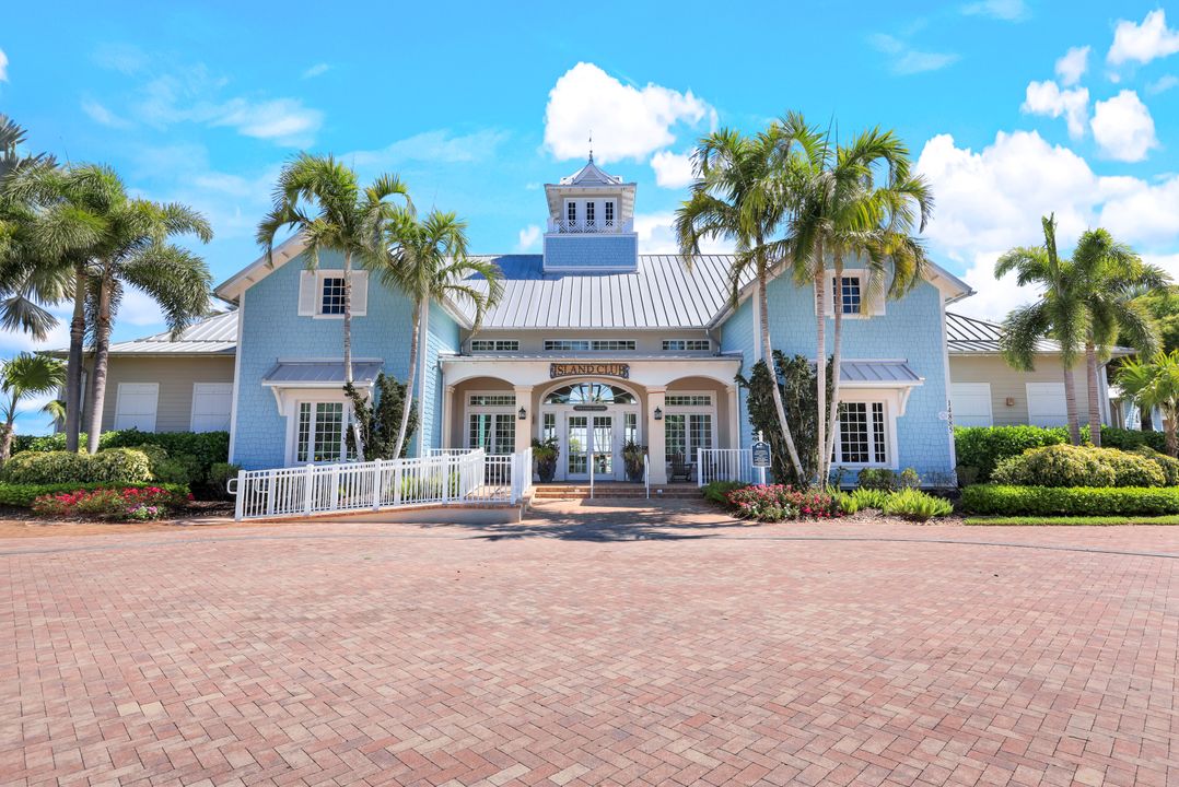 14863 Edgewater Cir, Naples, FL 34114