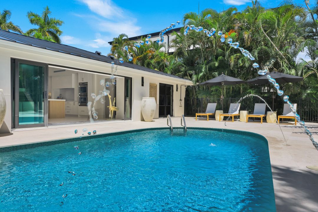 1095 Sandpiper St, Naples, FL 34102