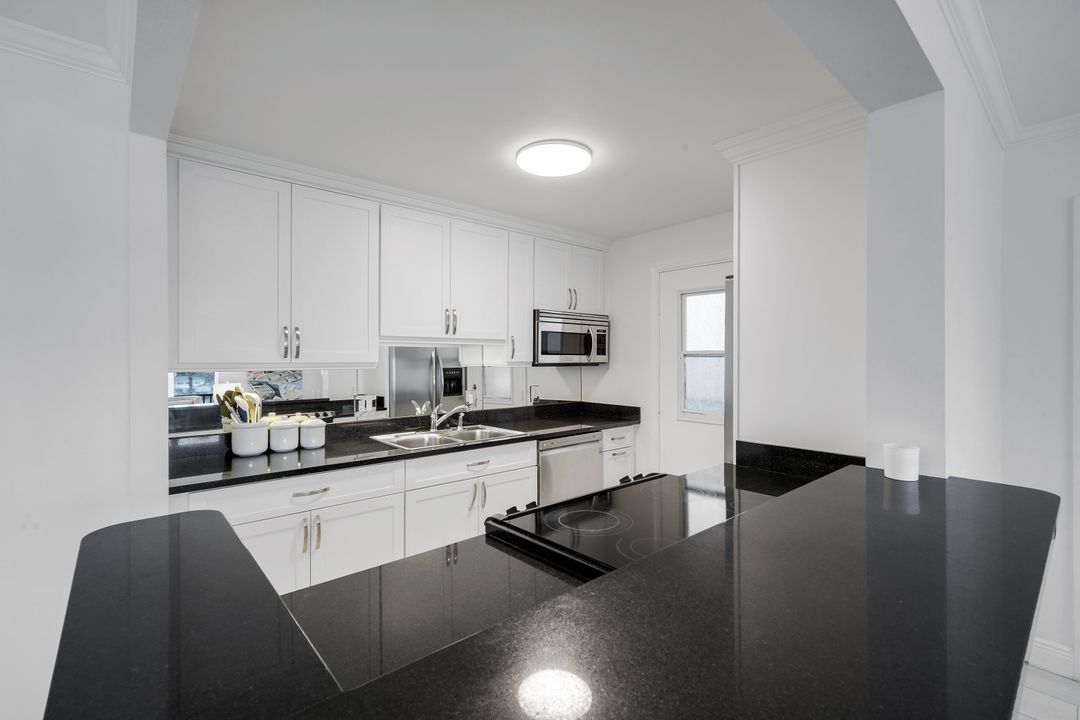 222 Harbour Dr #312, Naples, FL 34103