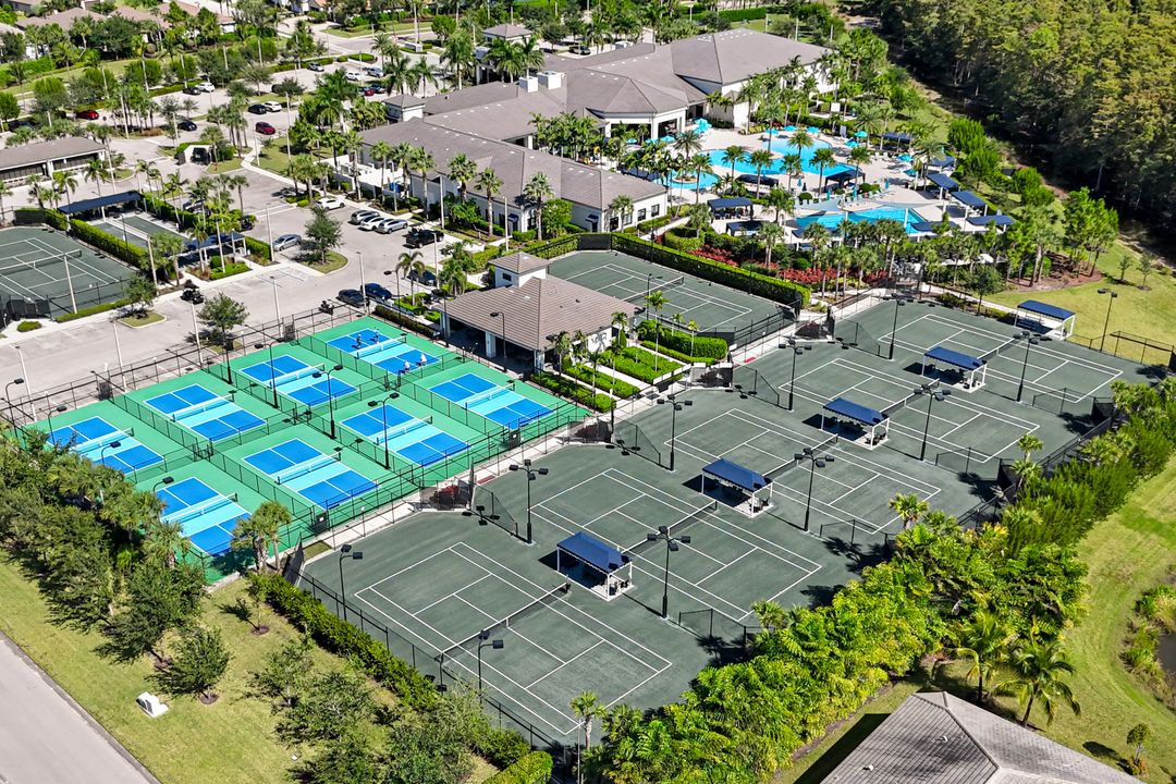 28564 Twain Dr, Bonita Springs, FL 34135