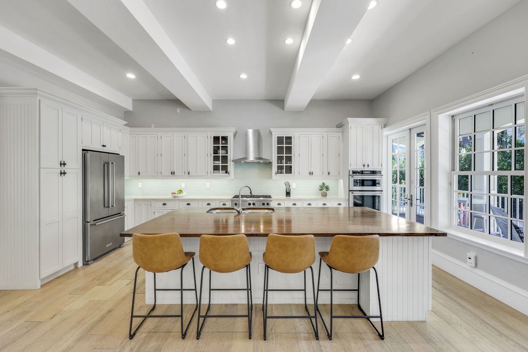 1550 Gordon Dr, Naples, FL 34102