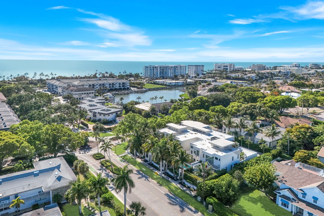 335 Banyan Blvd, Naples, FL 34102