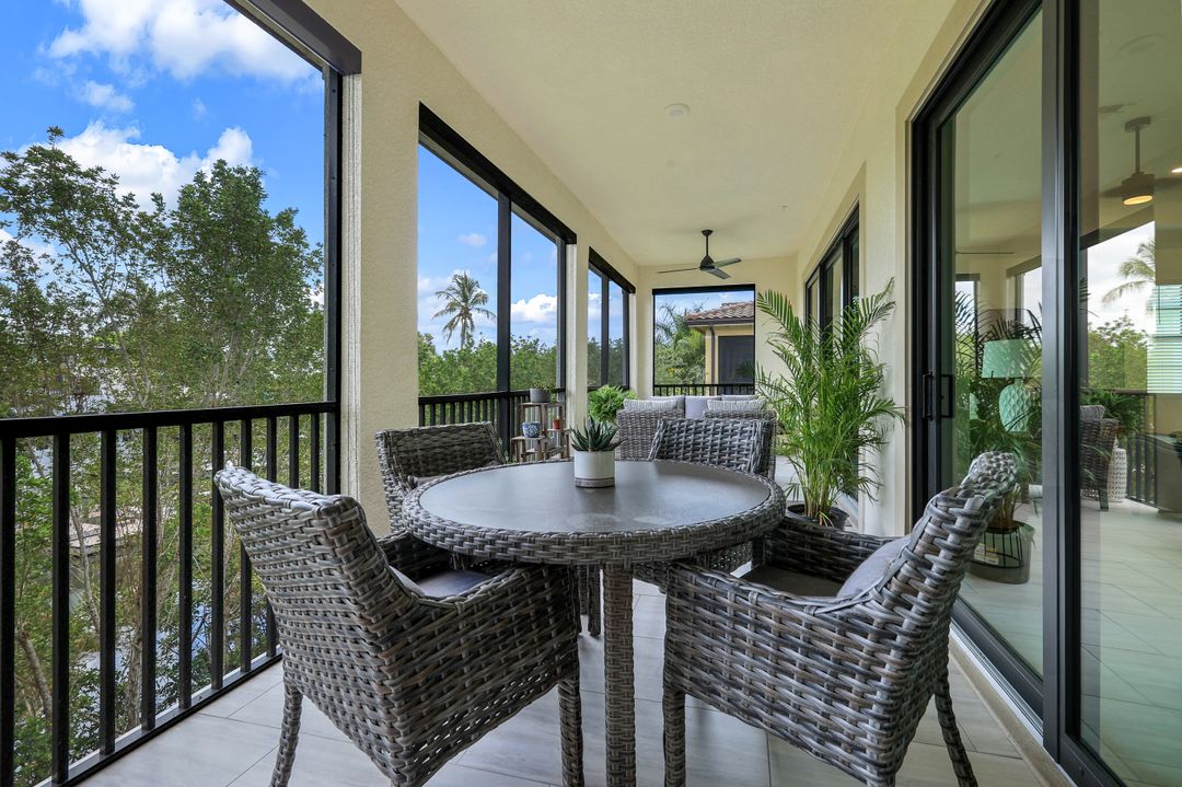 2472 Breakwater Wy #11-202, Naples, FL 34112