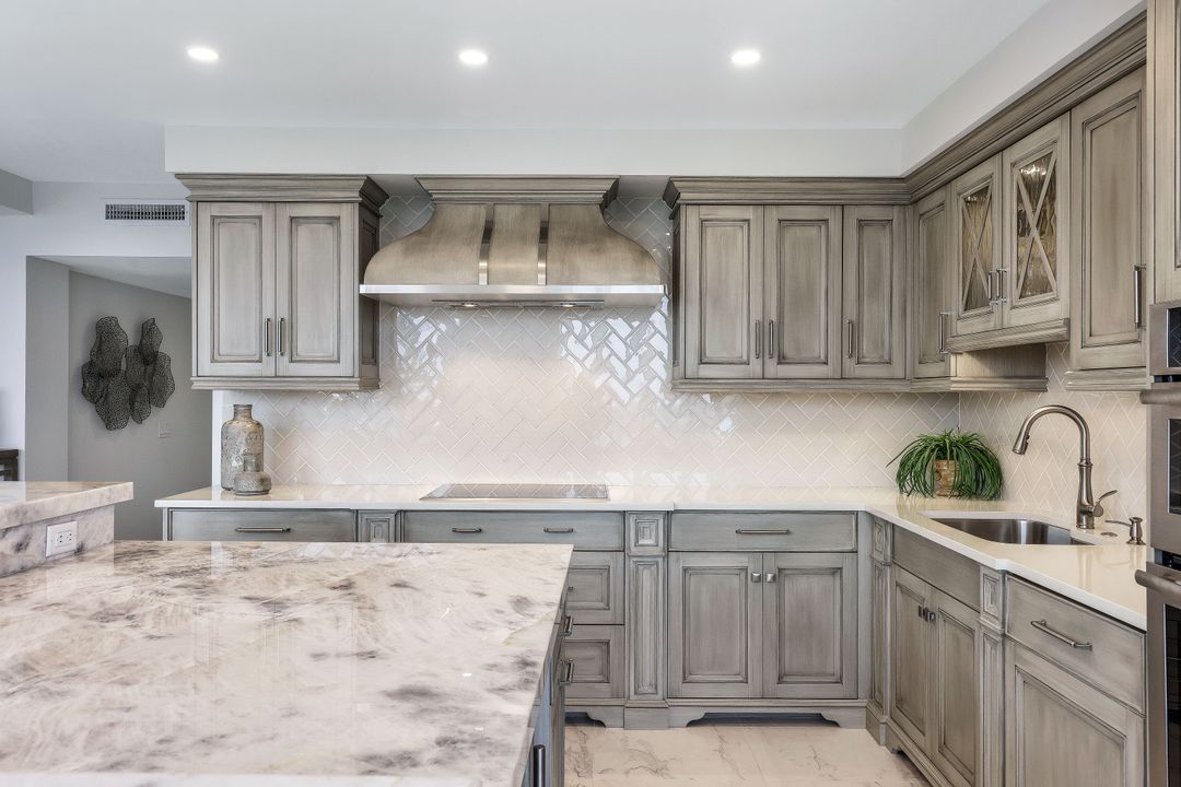 4041 Gulf Shore Blvd N #PH-6, Naples, FL 34103