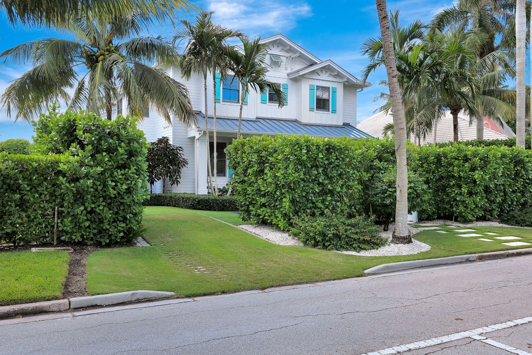 160 Broad Ave S, Naples, FL 34102