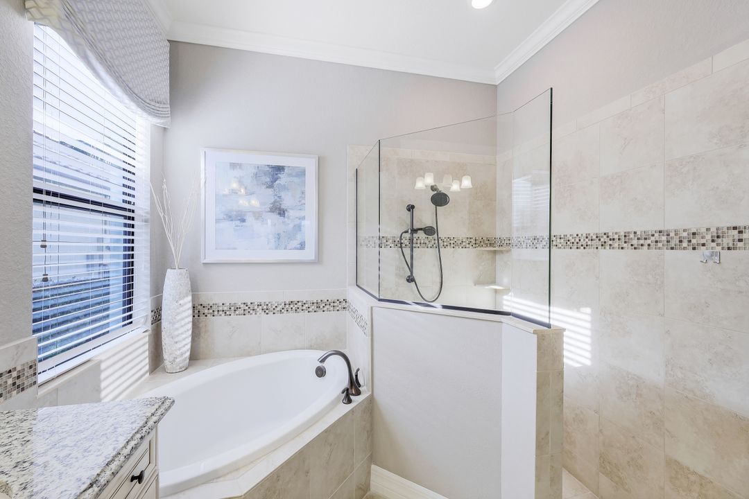 2939 Aviamar Cir, Naples, FL 34114