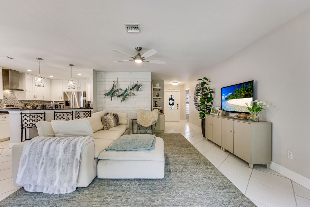 156 Stanhope Cir, Naples, FL 34104
