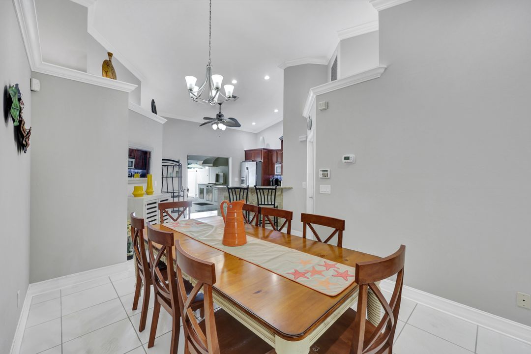 565 93rd Ave N, Naples, FL 34108