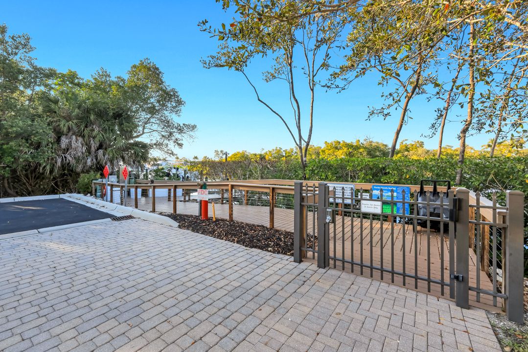 2472 Breakwater Wy #11-102, Naples, FL 34112