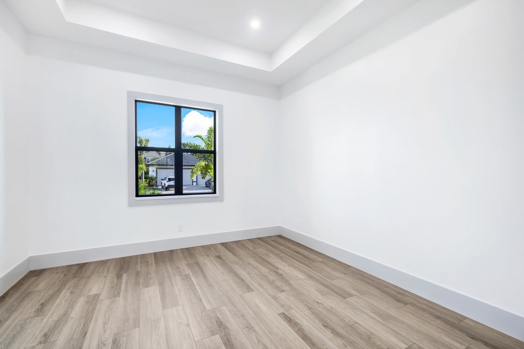 860 Palmetto Pointe Cir, Cape Coral, FL 33991