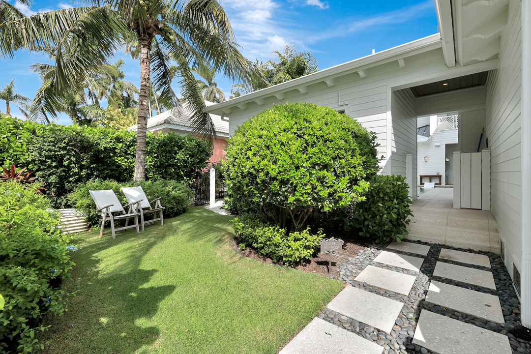 160 Broad Ave S, Naples, FL 34102