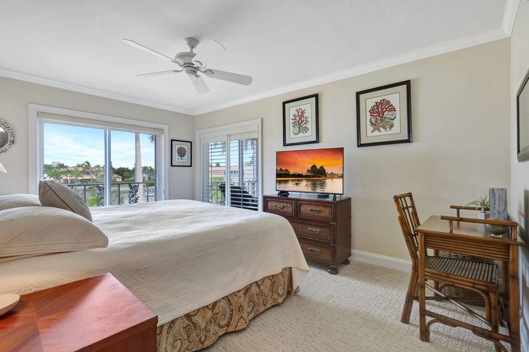 383 Harbour Dr #304, Naples, FL 34103